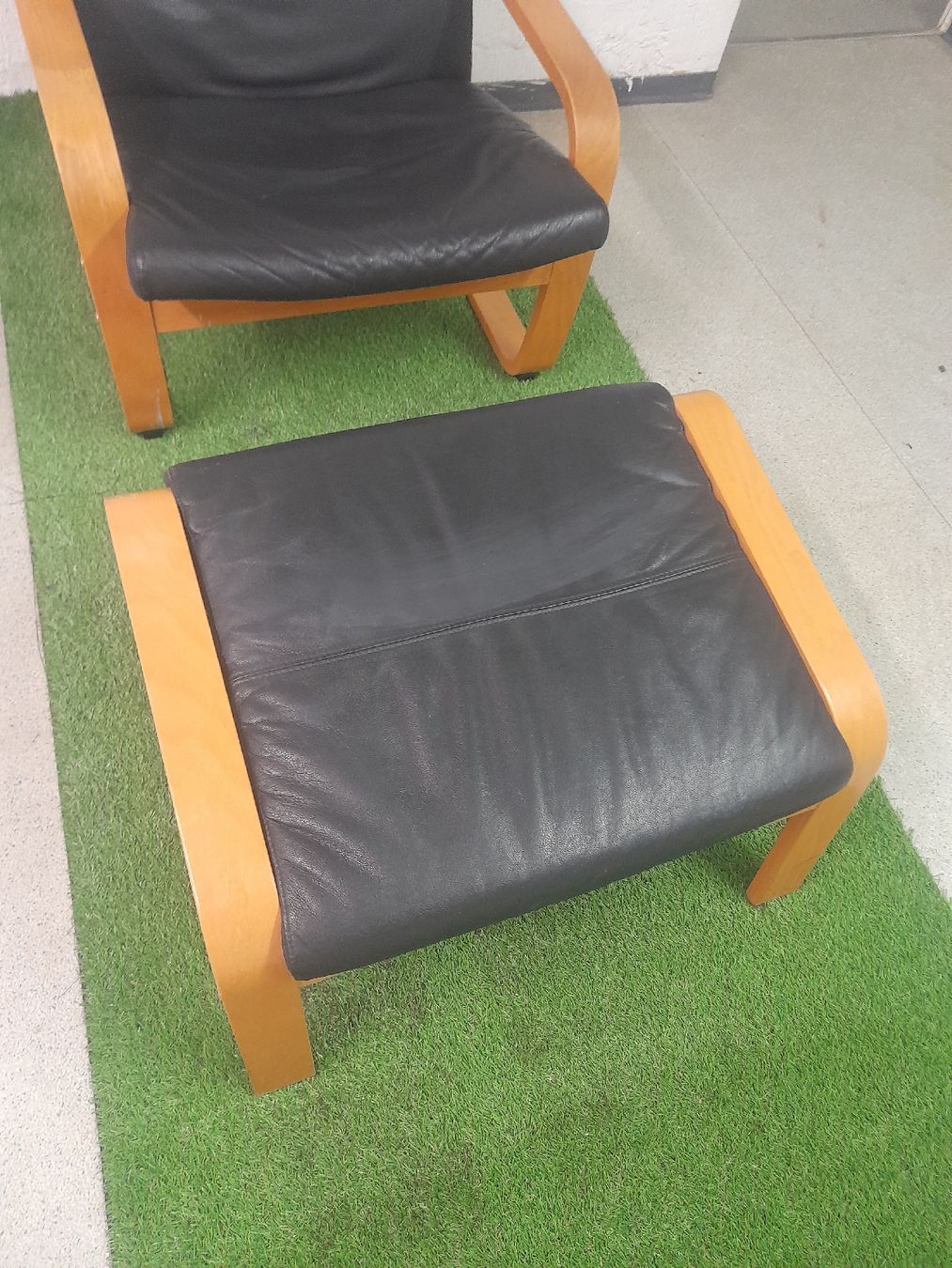 Ikea Fauteuils: IKEA Leder POÄNG Sessel und Hocker – D'occasion à Glattbrugg par B_B 2