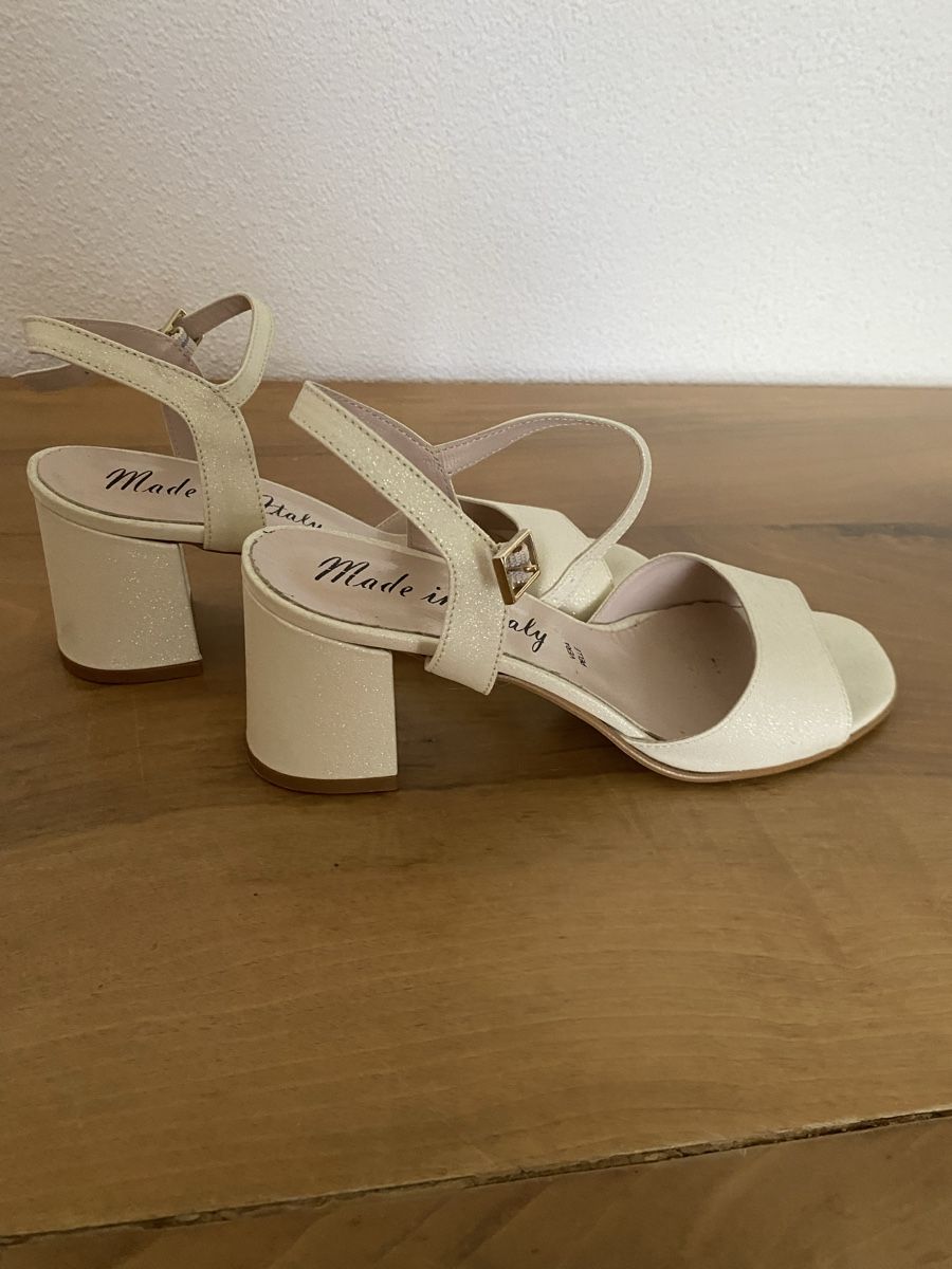 Scarpe da donna: Sandaletten hellbeige mit Glitzer Grösse 39 neuwertig – Usato da Wiesendangen venduto da Vegas2000 3