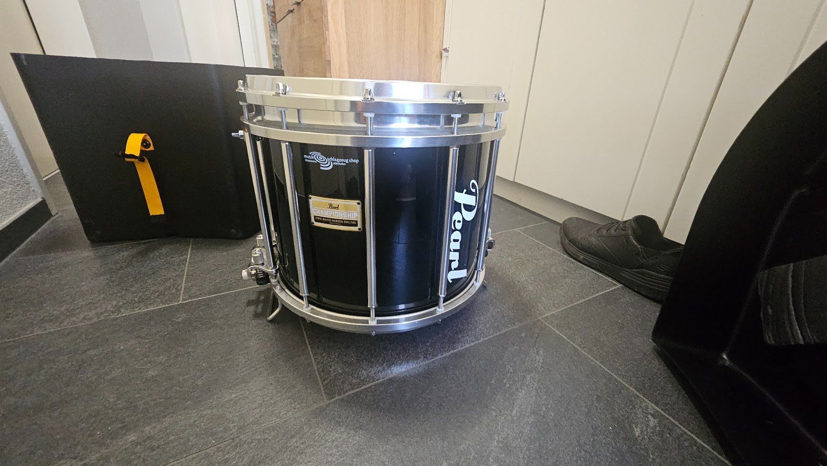Strumenti musicali: Pearl Championship Pipe Drum mit Hard Case und Harness – Nuovo (secondo la descrizione) da Udligenswil venduto da Basil_B 1