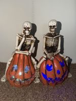 Halloween Deko: 2 Skelette auf Kürbis, mit Licht!