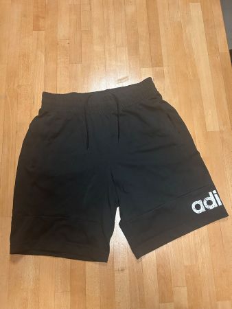 Short Adidas taille M - comme neuf