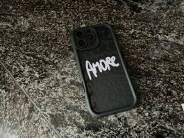 iPhone 16 Pro max Hülle mit "Amore" Schriftzug