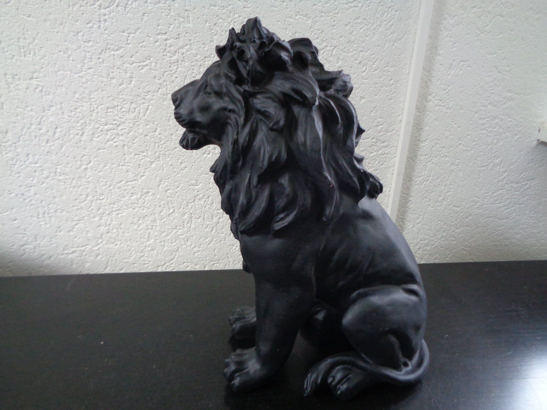 Statuette: Schwarzer sitzender Löwe (27 cm) – Nuovo e nell'imballaggio originale da Langenbruck venduto da Gumsi 3