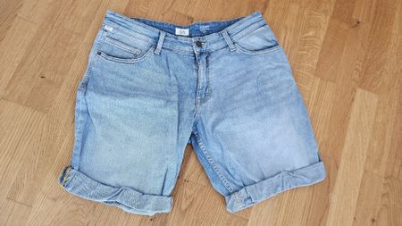 Q/S S.Oliver Jeans Shorts hellblau Grösse 31 guter Zustand