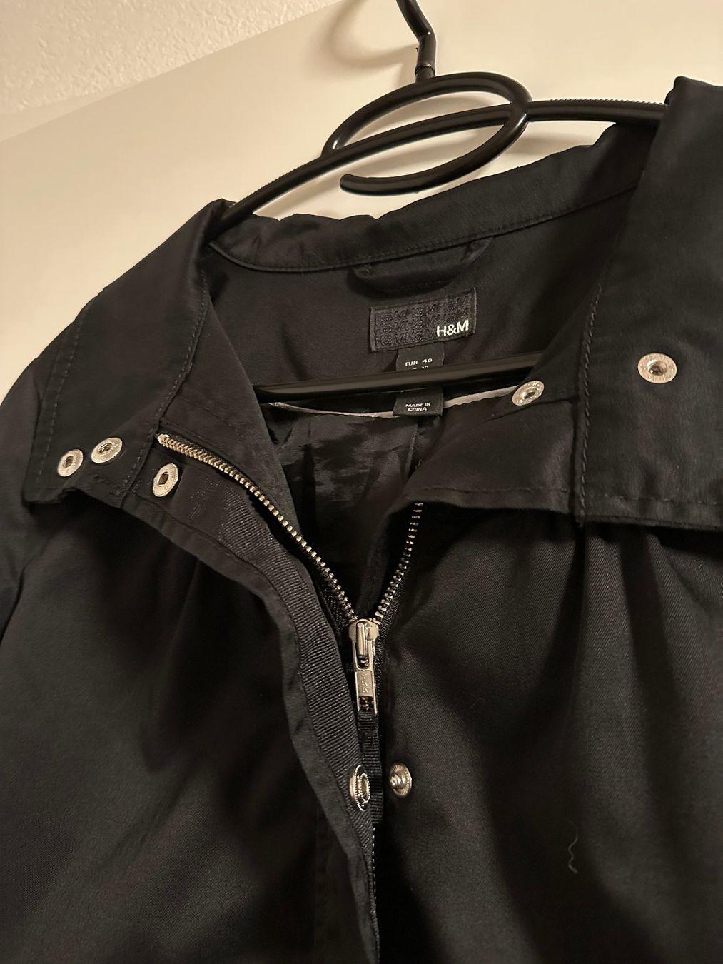 H&M Giacche: Wasserdichte schwarze Windjacke – Usato da Freudwil venduto da Feenland2010 1