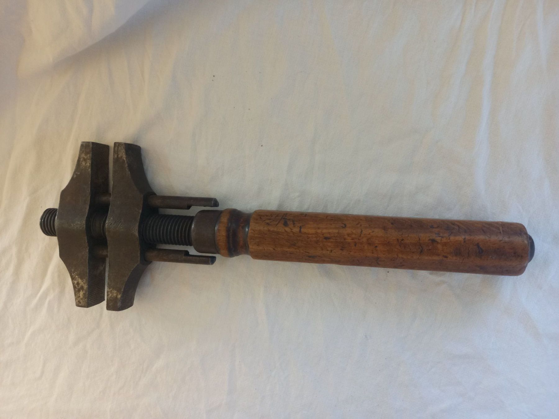 Tutti gli attrezzi: Clé à molette ancienne avec manche en bois – Usato da Rossens FR venduto da Souris1
