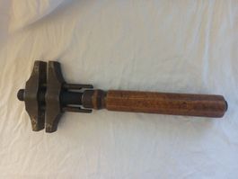 Clé à molette ancienne avec manche en bois