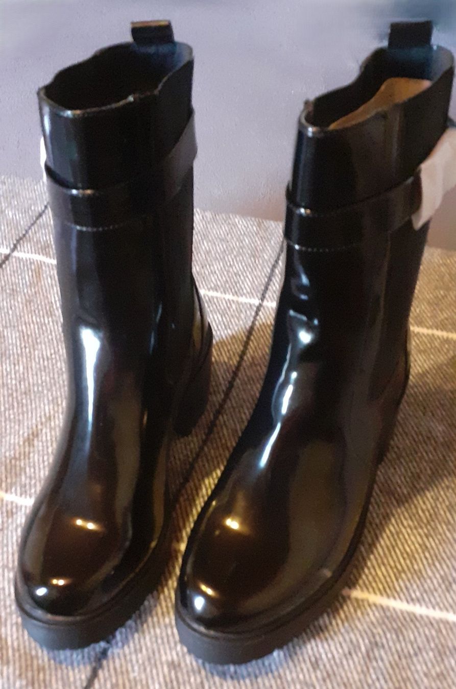 Scarpe da donna: Modischer Boot / Stiefel mit dekorativer Schnalle, Lackoptik – Nuovo e nell'imballaggio originale da Herisau venduto da Sakusson 4