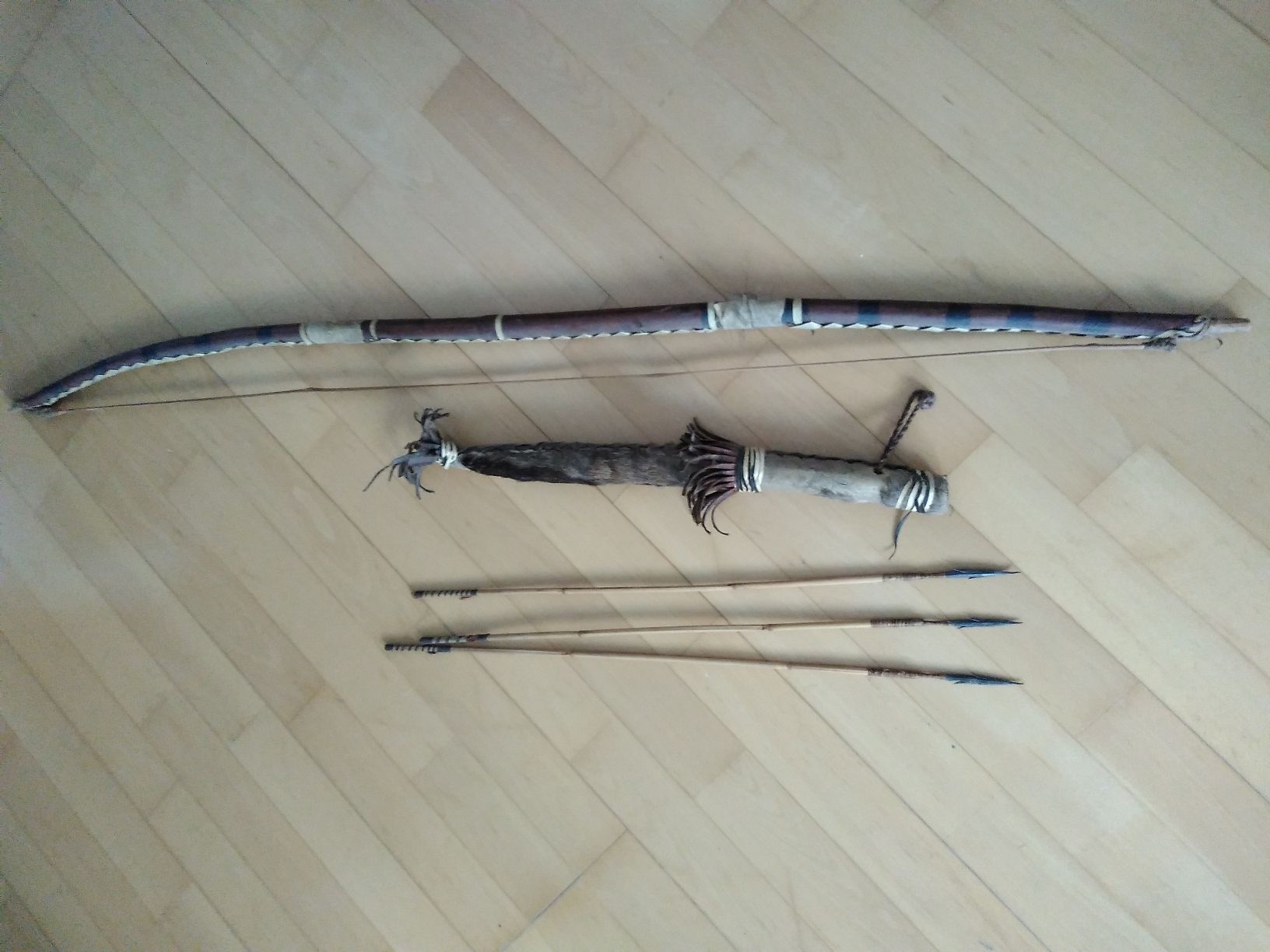 Tir à l'arc: Bogen mit Köcher. Alt, Handgefertigt.Traditionell Indianer.  – D'occasion à Zürich par Layadea 1