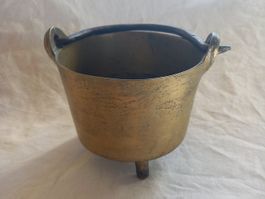 Chaudron ancien en laiton avec anse en métal
