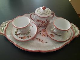 Kaffeetassen mit Untertassen, Zuckerdose und Tablett