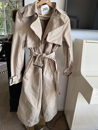 Elegantes Zara Trenchcoat - Der perfekte Begleiter im Herbst