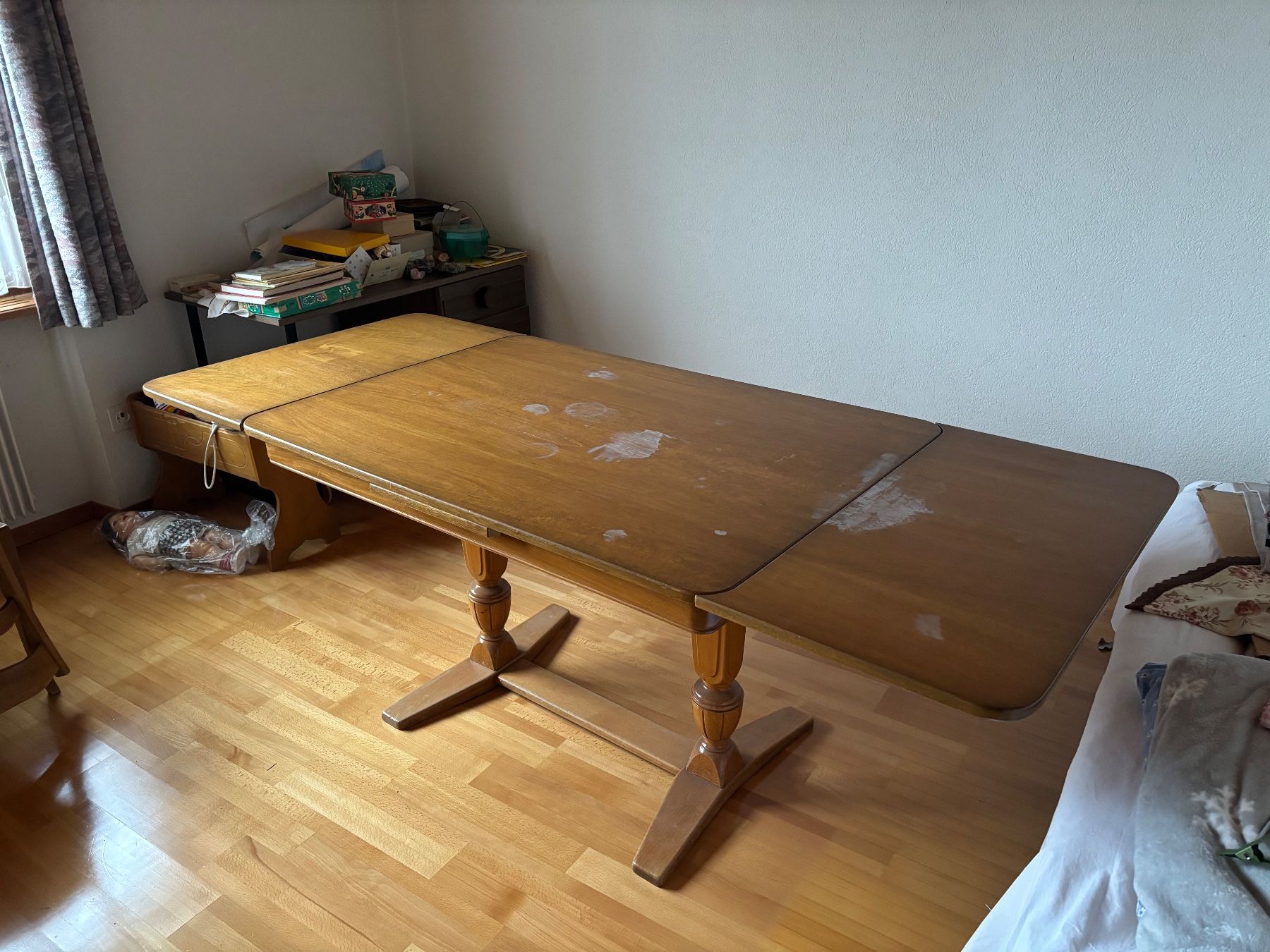 Set di tavolo e panche: Esstisch mit 6 Stühlen aus Holz – Usato da Kandergrund venduto da L.o.01 4