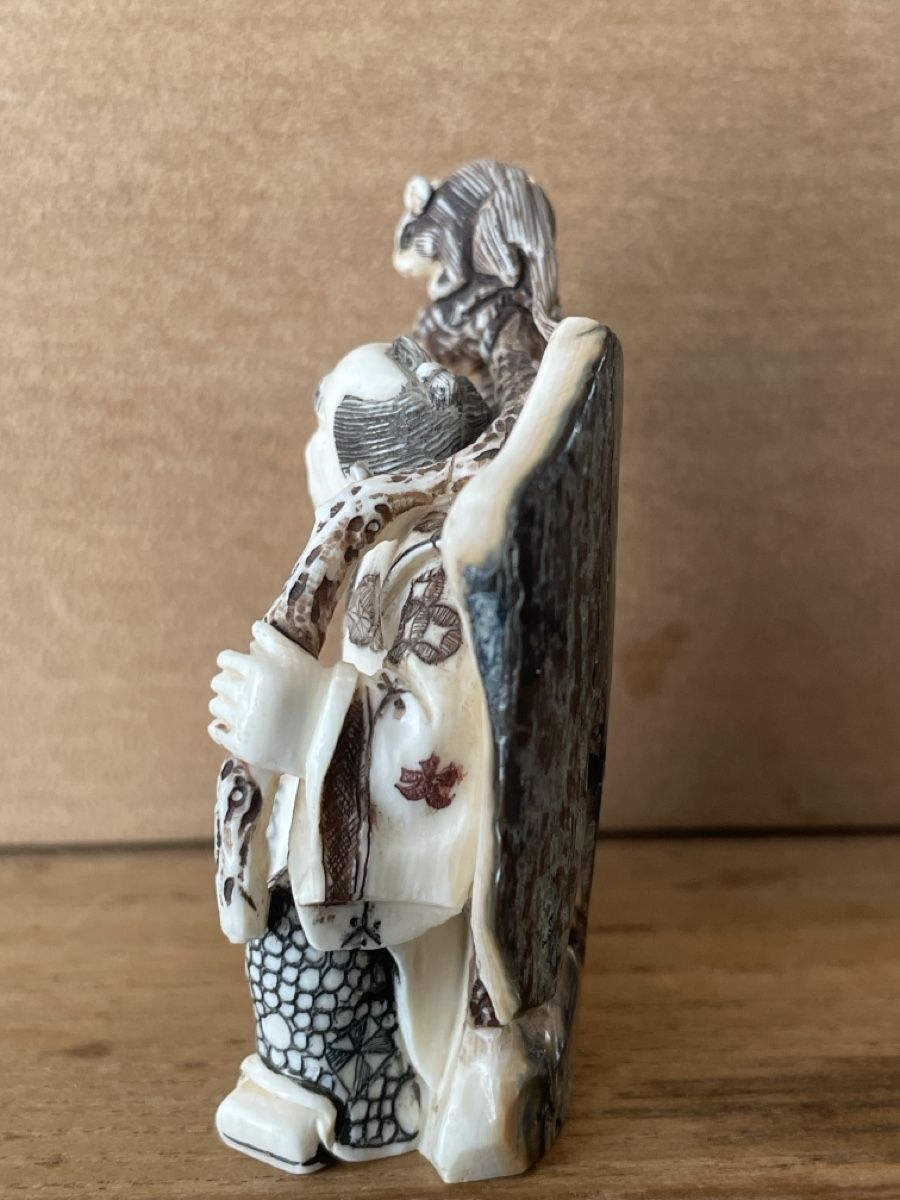 Statuette: Netsuke, Samurai sitzend mit Ratte auf Stock, signiert – Usato da Embrach venduto da Gauvain1 1