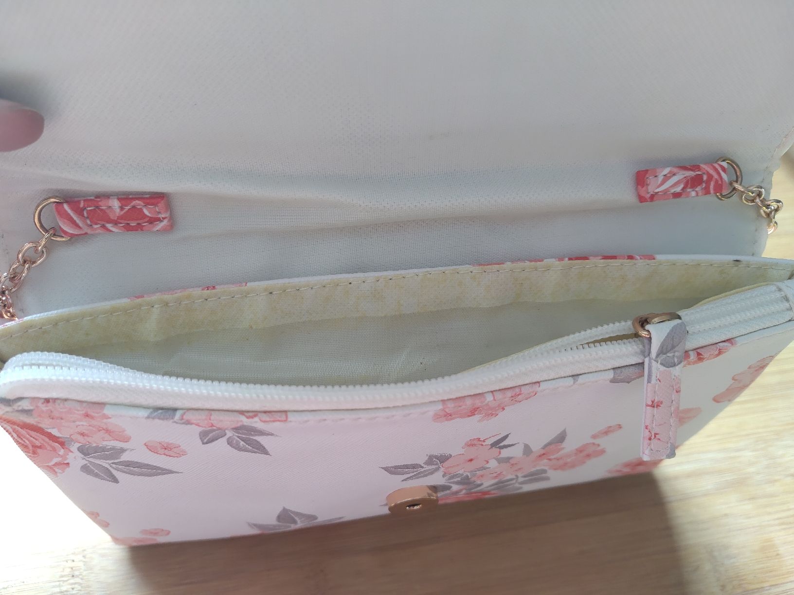 Guess Taschen für Damen: Guess Clutch Kette weiss mit Blumen  – Gebraucht aus Leuggern von Pummi19 3