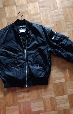 Klassische schwarze Bomberjacke von BERSHKA – Gr. XS