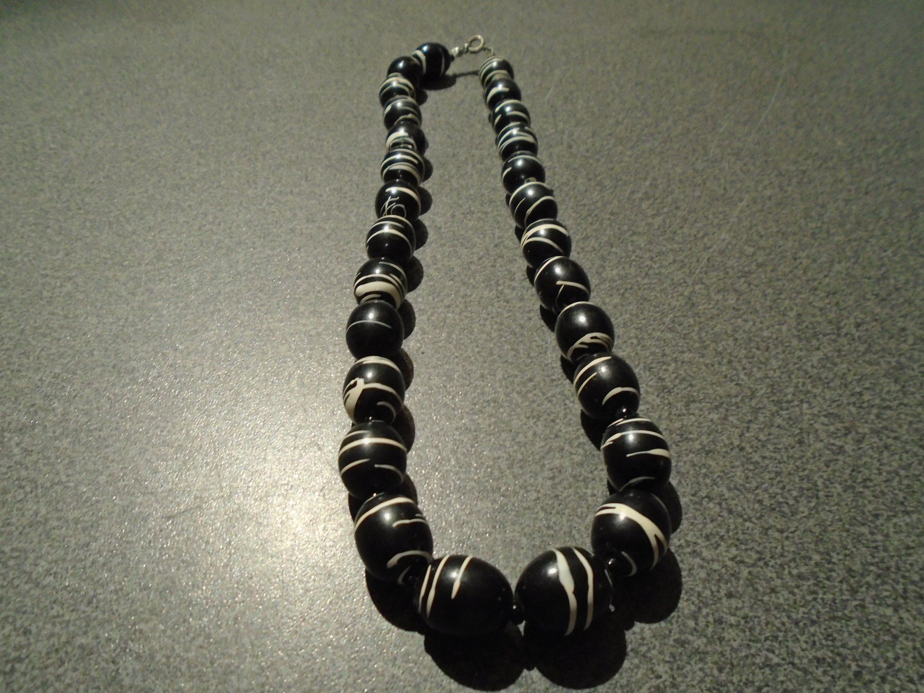 Catenine: Kette schwarze Perlen/weisses Muster – Usato da Zürich venduto da abraxas1291