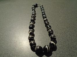 Kette schwarze Perlen/weisses Muster