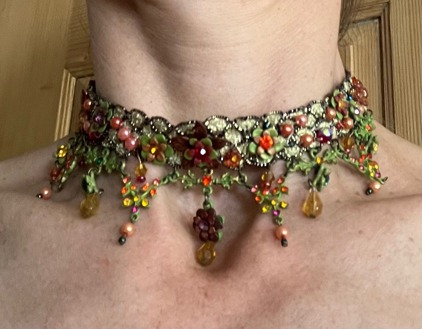 Catenine: Chocker Halskette mit Blumen und Perlen – Usato da Meilen venduto da ChristineL01