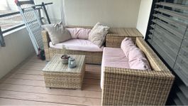 Rattanlounge mit Polstern und Kissen