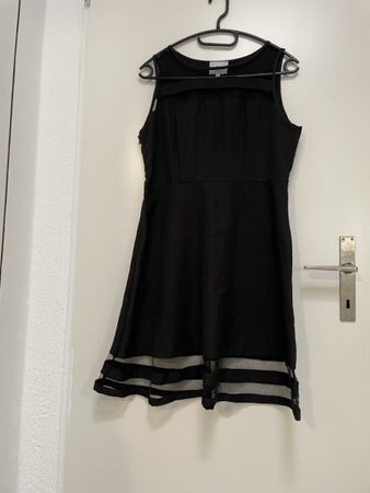 Elegantes, schwarzes Sommerkleid mit speziellem Schnitt