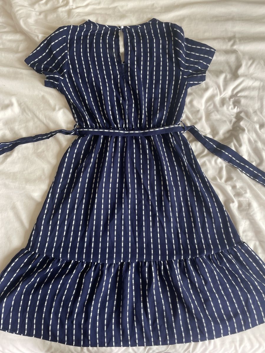 Shein Vestiti: Dunkelblau gestreiftes Kleid mit Gürtel, Grösse M – Nuovo (secondo la descrizione) da Rafz venduto da Bina261 1