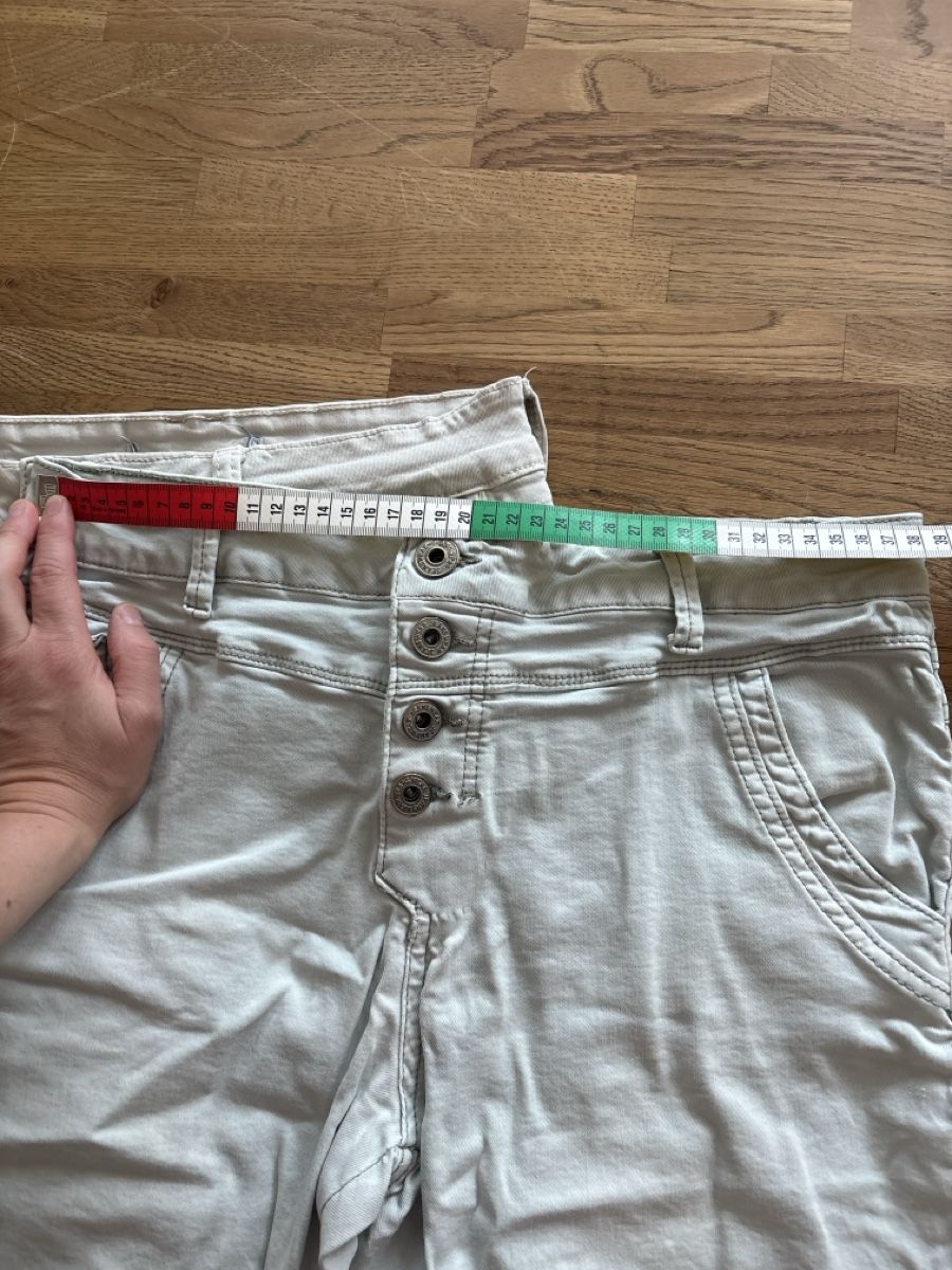 Pantalons: Damen Shorts beige + hellgrün Grösse 38 Chicoree – Neuf (Voir description) à Berneck par SESSES 5