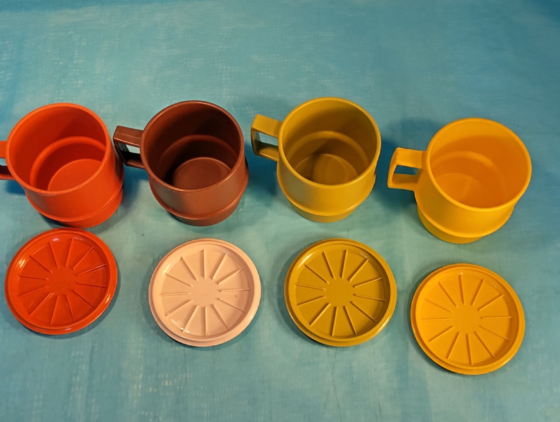Tupperware Tazze: 4 Tupperware Becher mit Deckel, bzw. Untersetzer – Usato da Bellach venduto da JingleCherry 2