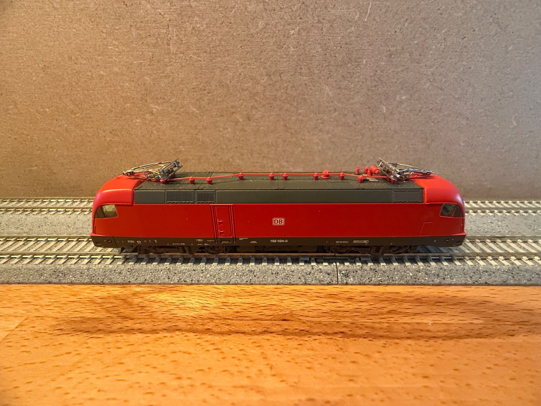Trix Modelleisenbahnen: Minitrix Elektrolok Taurus BR 182, Rot/Grau – Defekt aus Diemtigen von Mpsj4