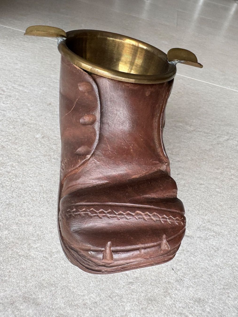 Portacenere: HOLZSCHUH ASCHENBECHER MIT MESSING EINSATZ - HANDGESCHNITZT – Usato da Binningen venduto da Chaussie 7
