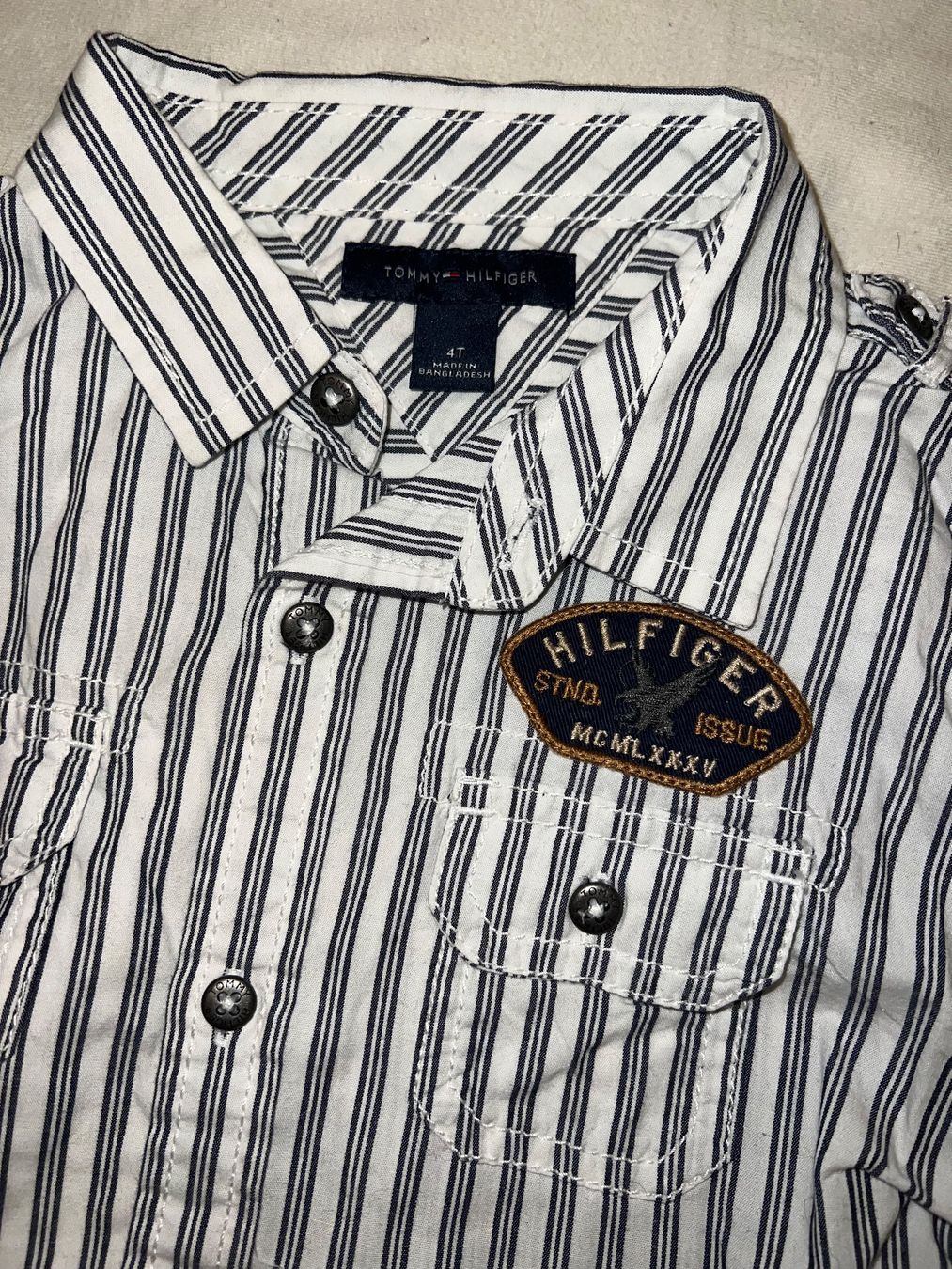 Tommy Hilfiger Camicie, T-shirt & Polo: TOMMY HILFIGER HEMD MIT PATCH GR T4/104 – Usato da Basel venduto da theo-g77 2