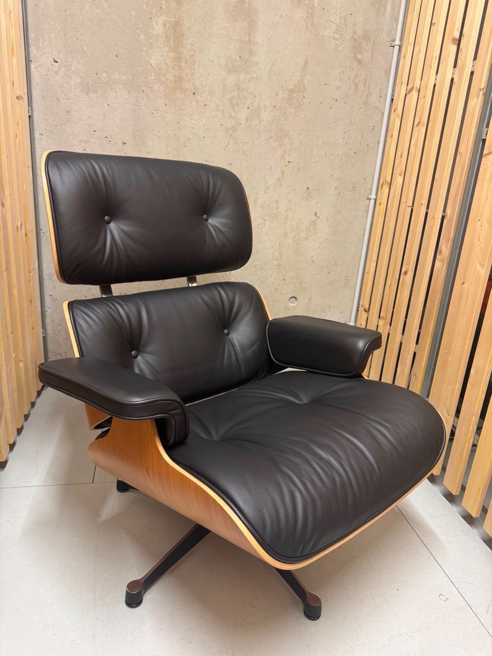 Vitra Poltrone: Vitra Lounge chair&ottoman – Usato da Basel venduto da iinnaa 1