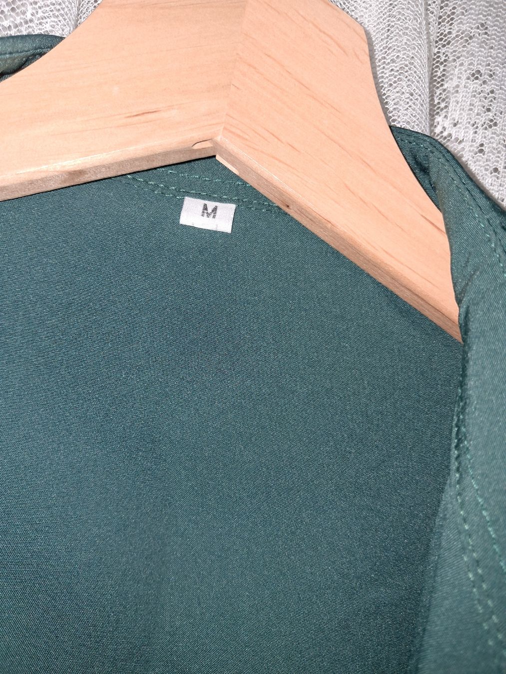 Hemden: Dunkelgrünes Hemd aus Polyester, Grösse M, Top Zustand – Neu und originalverpackt aus Bassersdorf von Hyri.i 1