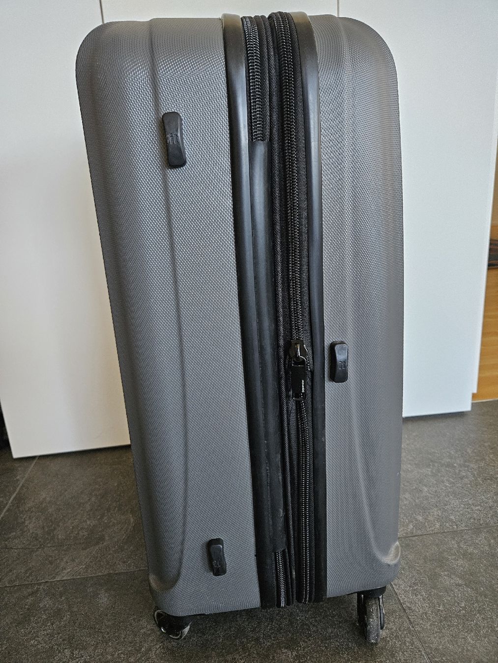 Valigie: It - Valise à roulettes – Usato da Bussigny venduto da niwa_mikan 1