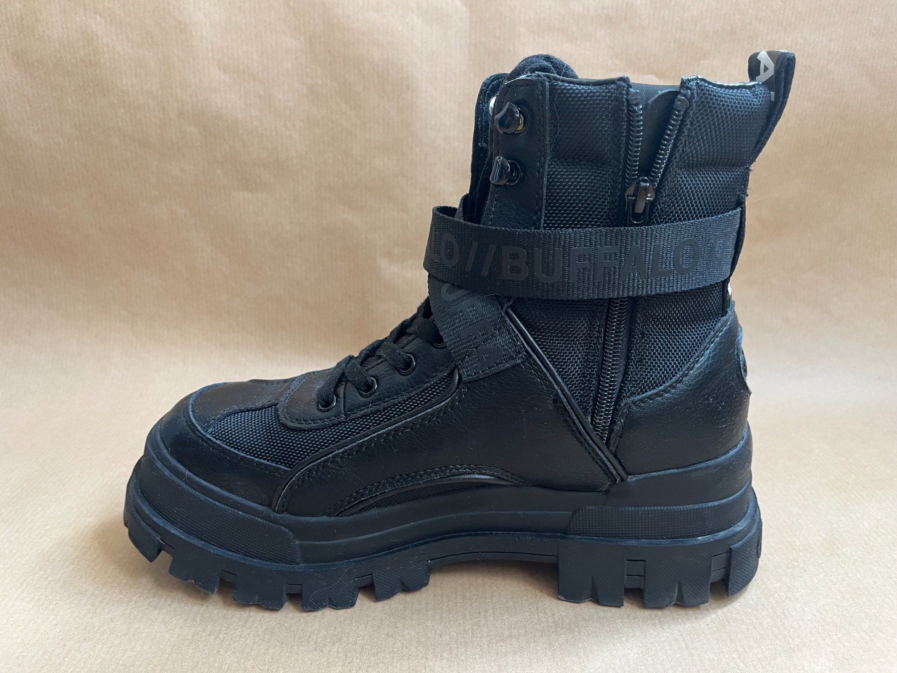 Buffalo Damenschuhe: Bottines Buffalo noires avec fermeture éclair comme neuves – Gebraucht aus Thônex von mil_yh85 2