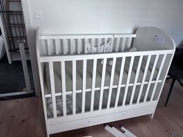 Babybett mit Baldachin