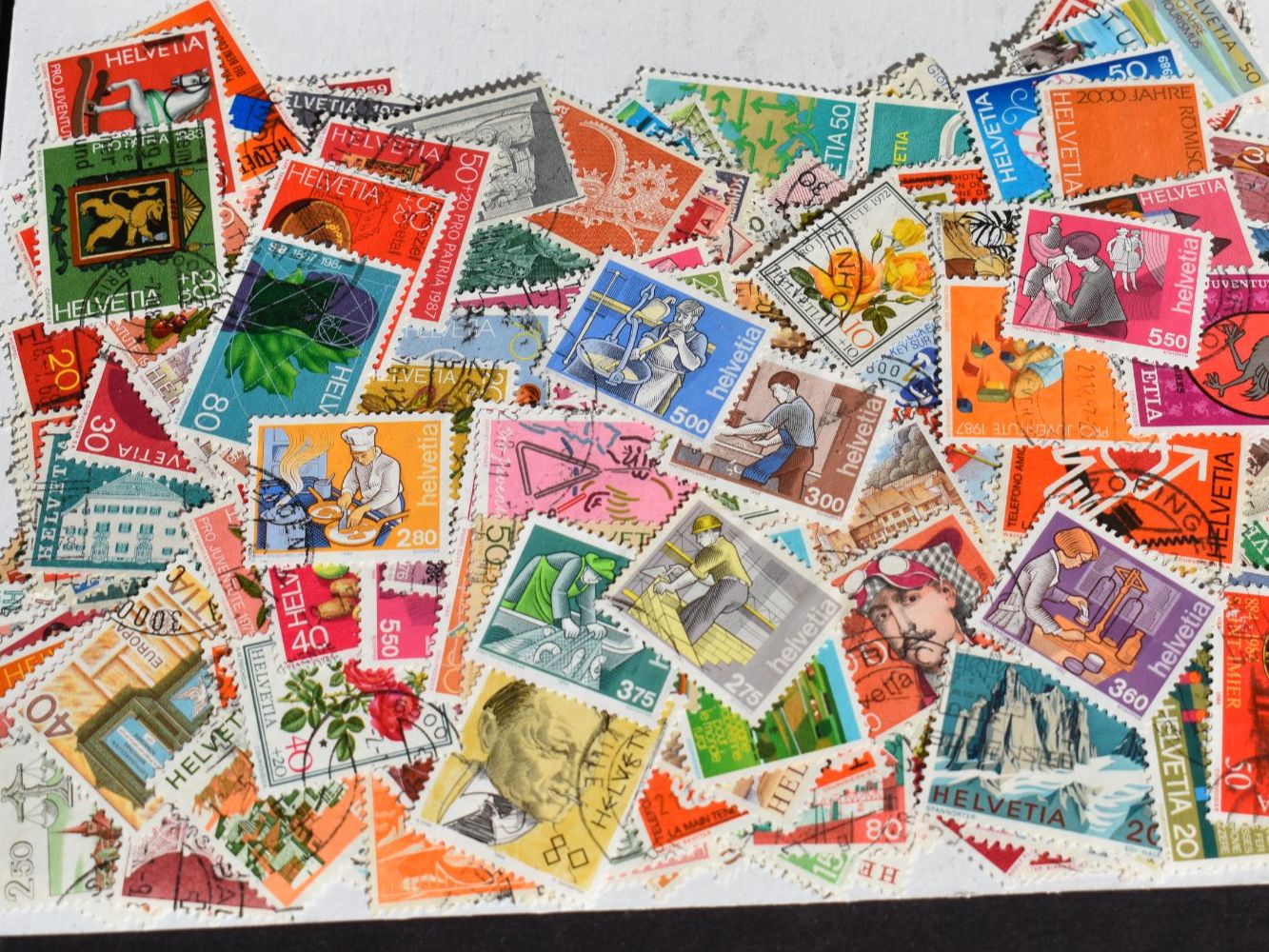 Alle Briefmarken: 300 verschiedene Schweizer Marken      B2409D – Gebraucht aus Bettingen von Gluscht-Oase