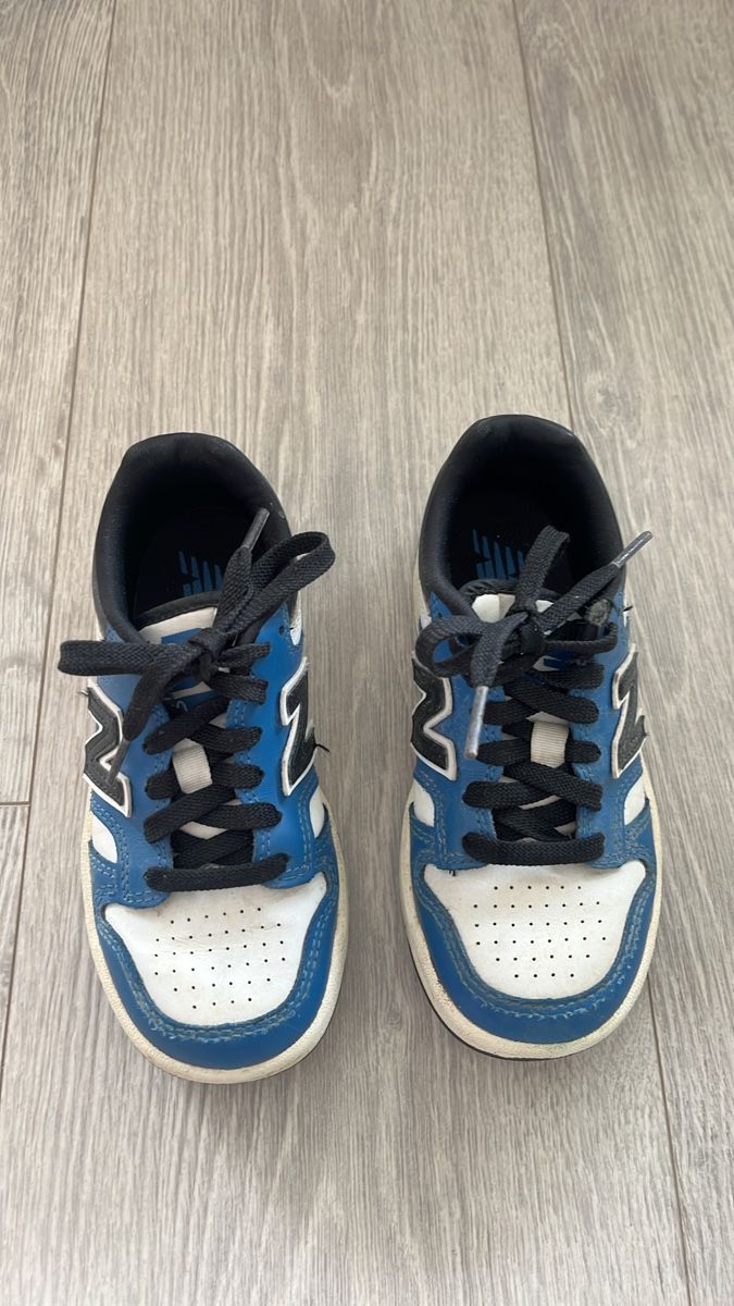 New Balance Scarpe da uomo: New Balance Blue & White Sneakers - Size 29 – Usato da Zürich venduto da ThePicker 1