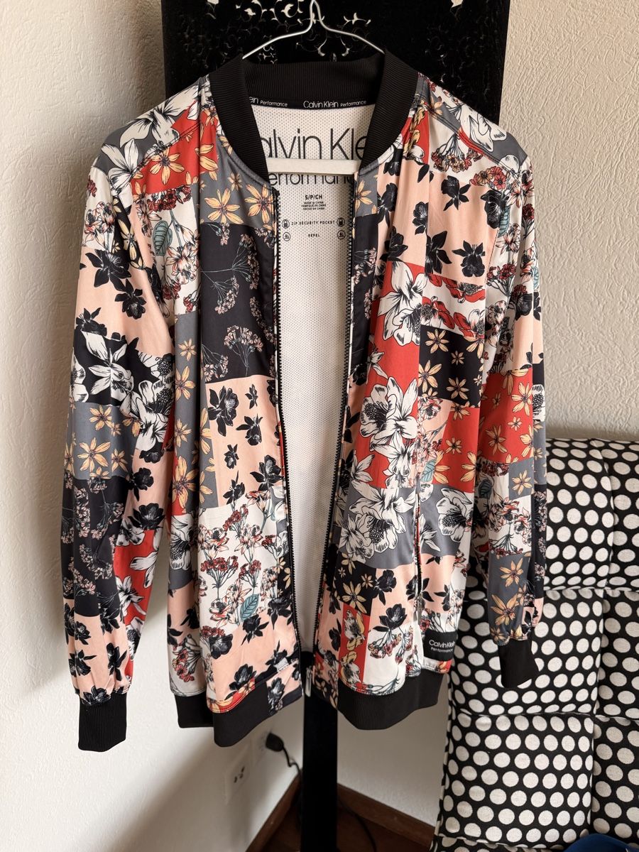 Giacche: Calvin Klein floral bomber jacket, size S – Usato da Zürich venduto da Vikkinikki