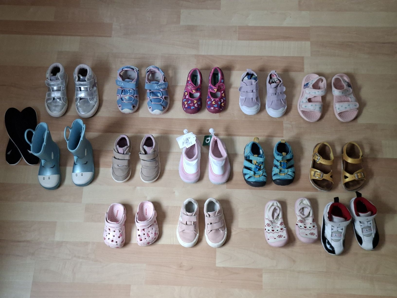 Keen Scarpe per ragazze: Kinder Schuhe Paket Gr. 22-27 – Usato da Niederlenz venduto da Sol7d