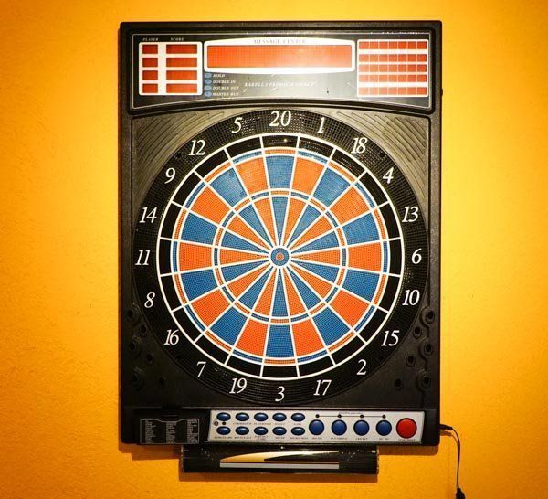 Elektronische Dartmaschine Mit 12 Darts - 27 Spiele Für Bis Zu 16 Spieler
