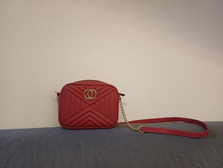 Borsa tracolla bordeaux di finta pelle con catena