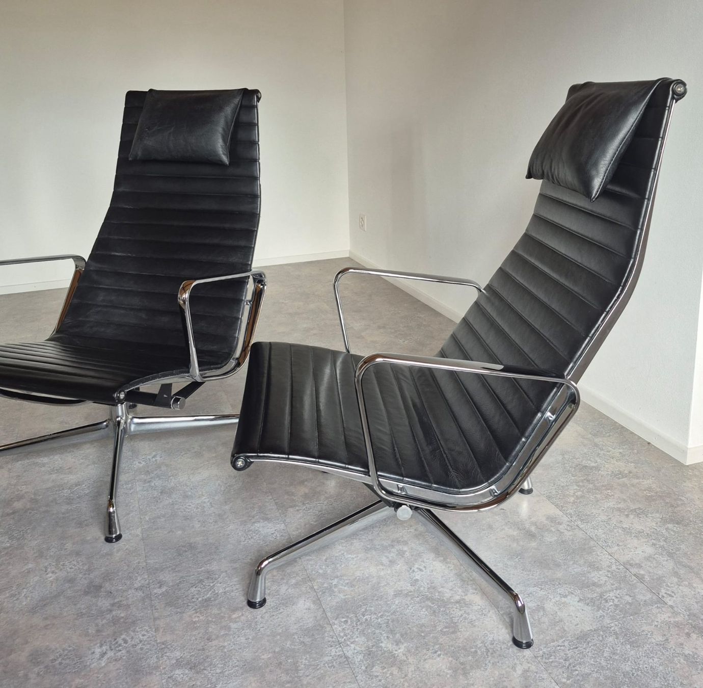 Vitra Poltrone: Zwei originale Vitra Eames Leder-Drehsessel mit einem Hocker – Usato da Schüpfen venduto da squ_8c5j