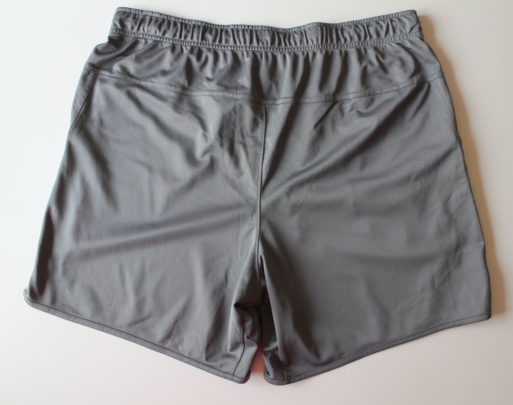 Nike Pantalons: Shorts Nike gris    t. XL – D'occasion à Peseux par Gilloss 2