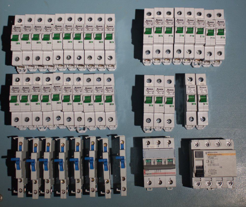 Componenti elettronici: Diverse Sicherungsautomaten, Nullleitertrenner, FI-Schalter – Usato da Zürich venduto da mac_l2k9