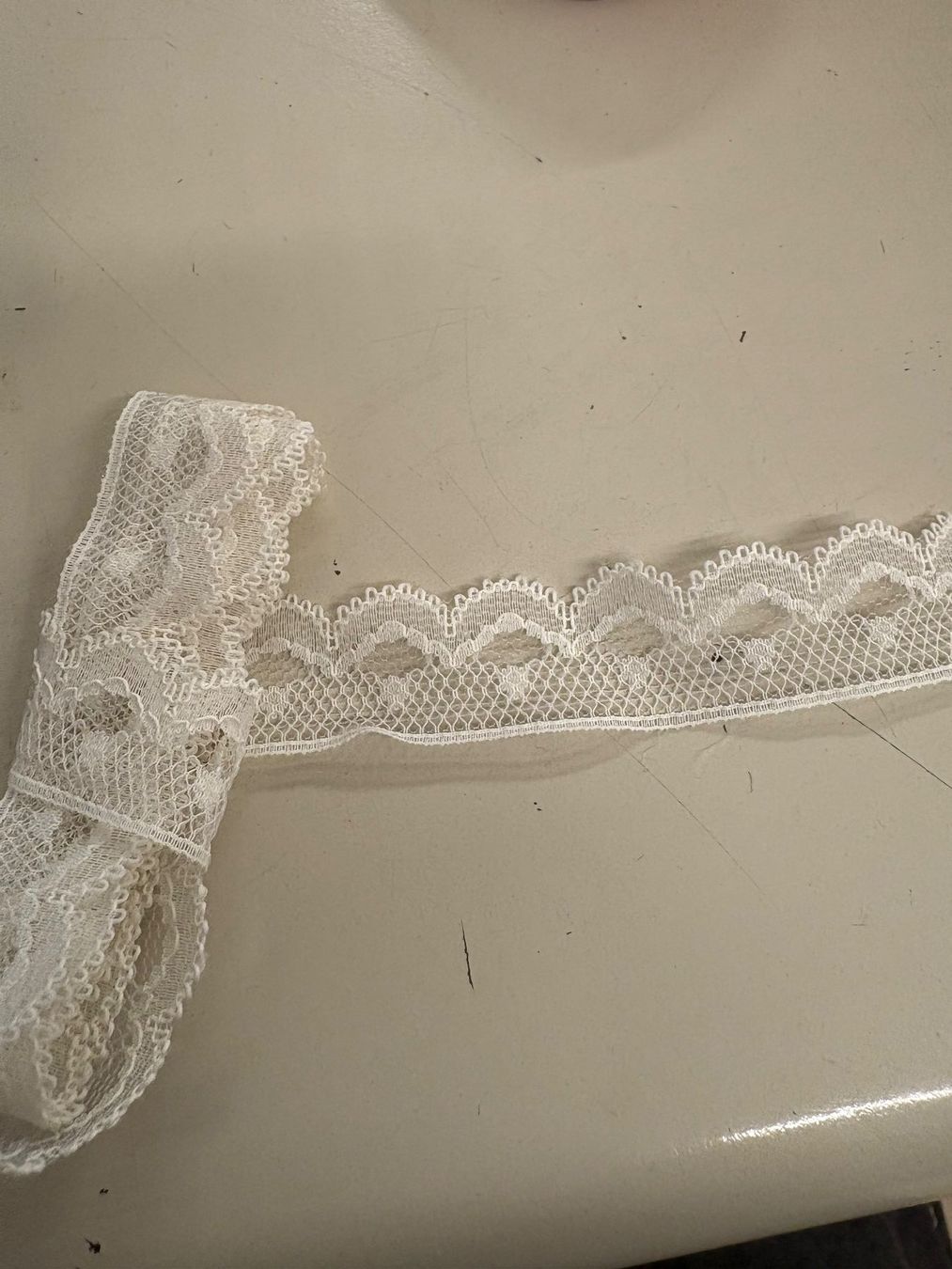 Tessuti: Spitze , weiss, 90 cm lang, 2 cm breit – Usato da Pratteln venduto da sLaedeliBB