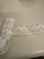 Spitze , weiss, 90 cm lang, 2 cm breit
