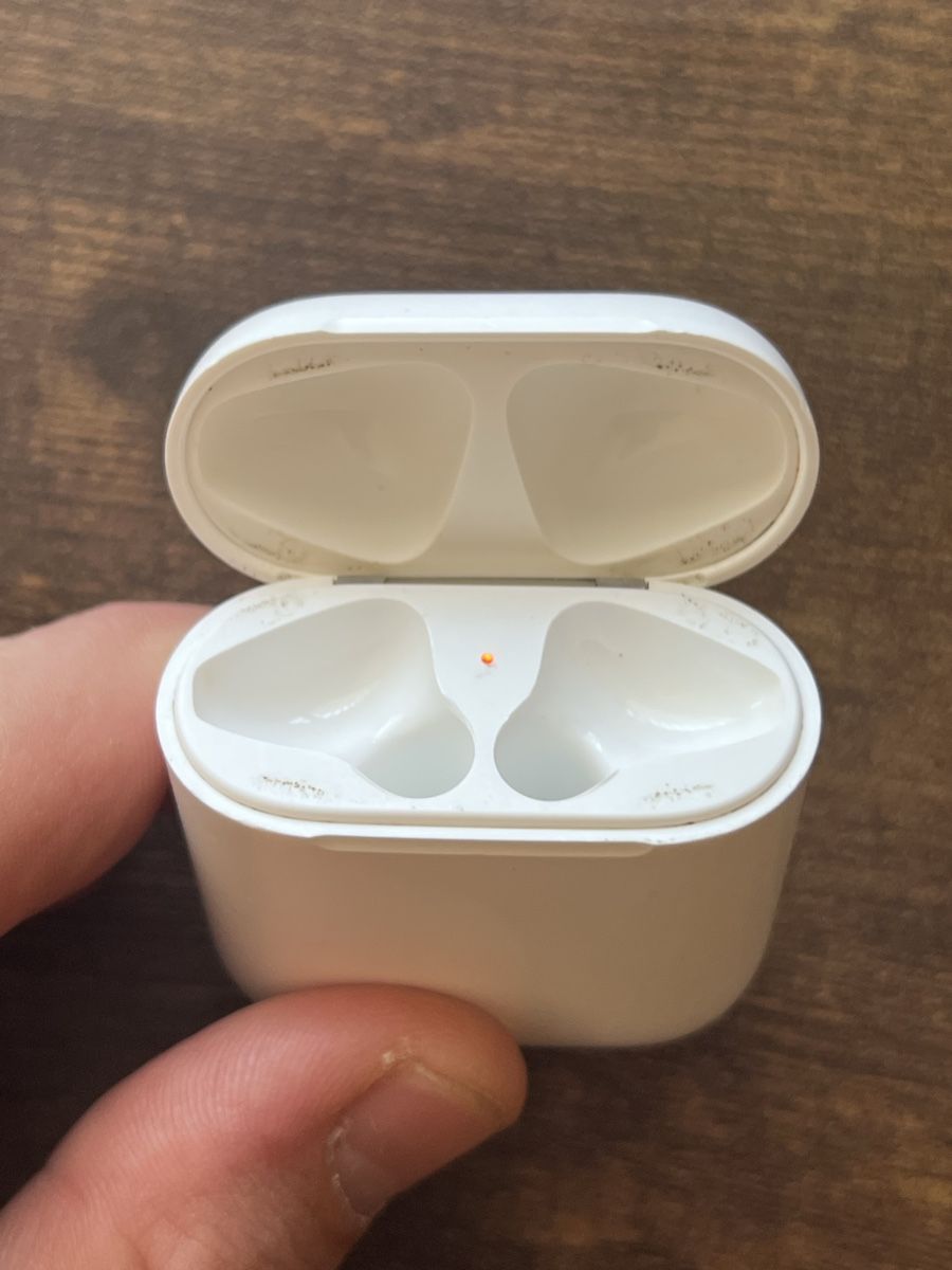 Apple Cuffie: Apple AirPods Ladecase – Usato da Wädenswil venduto da dai_2bcv 2