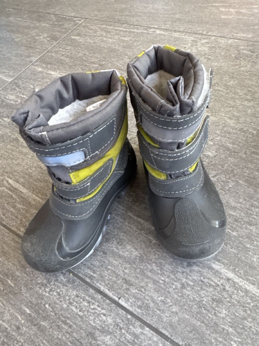 Scarpe per ragazzi: Kinder Winterstiefel grau gelb Grösse 23  – Usato da Neerach venduto da bar_t2xd