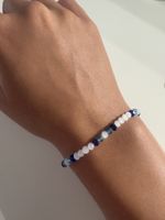 Elegantes Armband mit Glasperlen in Blau- und Weiss-Tönen